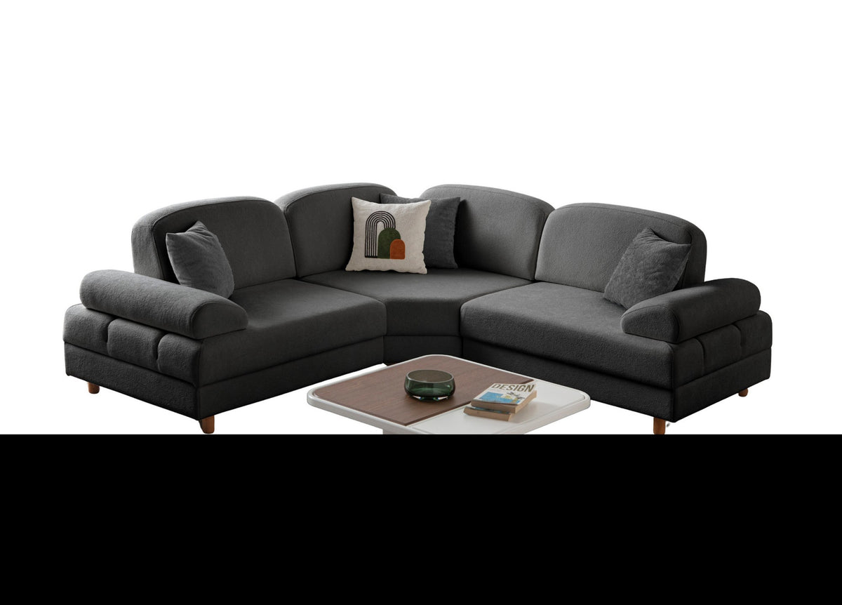 Anthrazitfarbenes Eck-Schlafsofa mit Coco-Boucle-Stoff, Holzbeinen und vier Kissen, teilweise als Liegefläche ausgeklappt dargestellt.