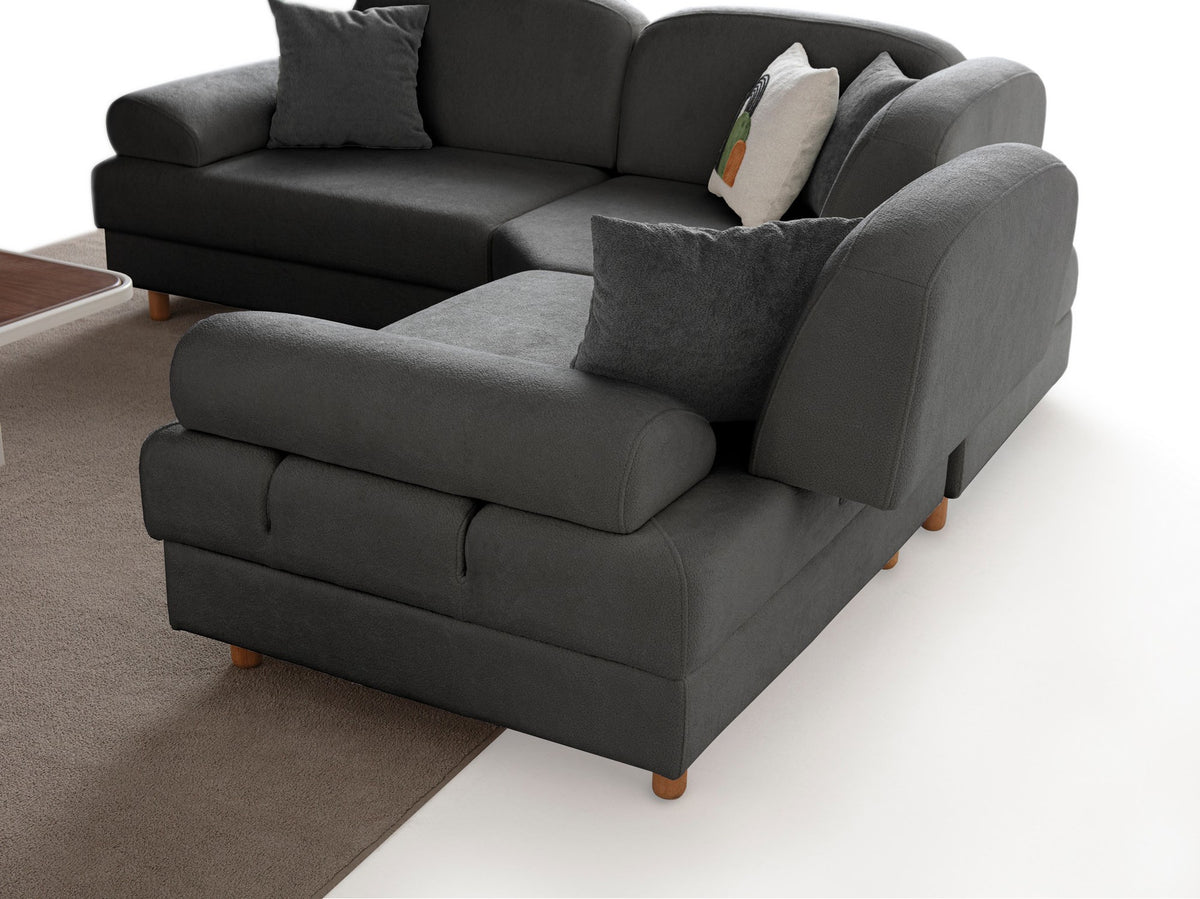 Anthrazitfarbenes Eck-Schlafsofa mit Coco-Boucle-Stoff, Holzbeinen und vier Kissen, teilweise als Liegefläche ausgeklappt dargestellt.