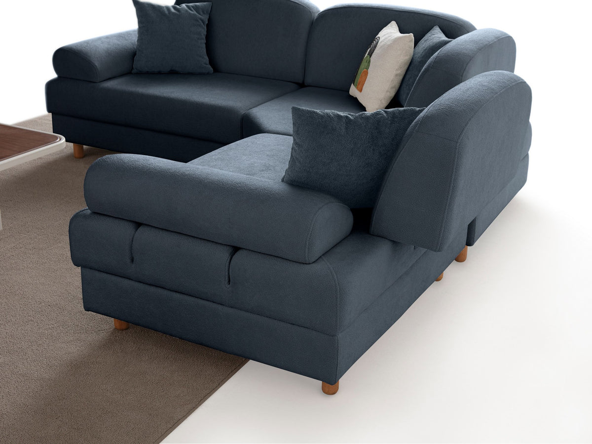Marineblaues Eck-Schlafsofa Aries Modular S von Hanah Home mit Coco-Boucle-Stoff, Holzbeinen und integrierter Aufbewahrungsbox, aufgenommen im Wohnraum