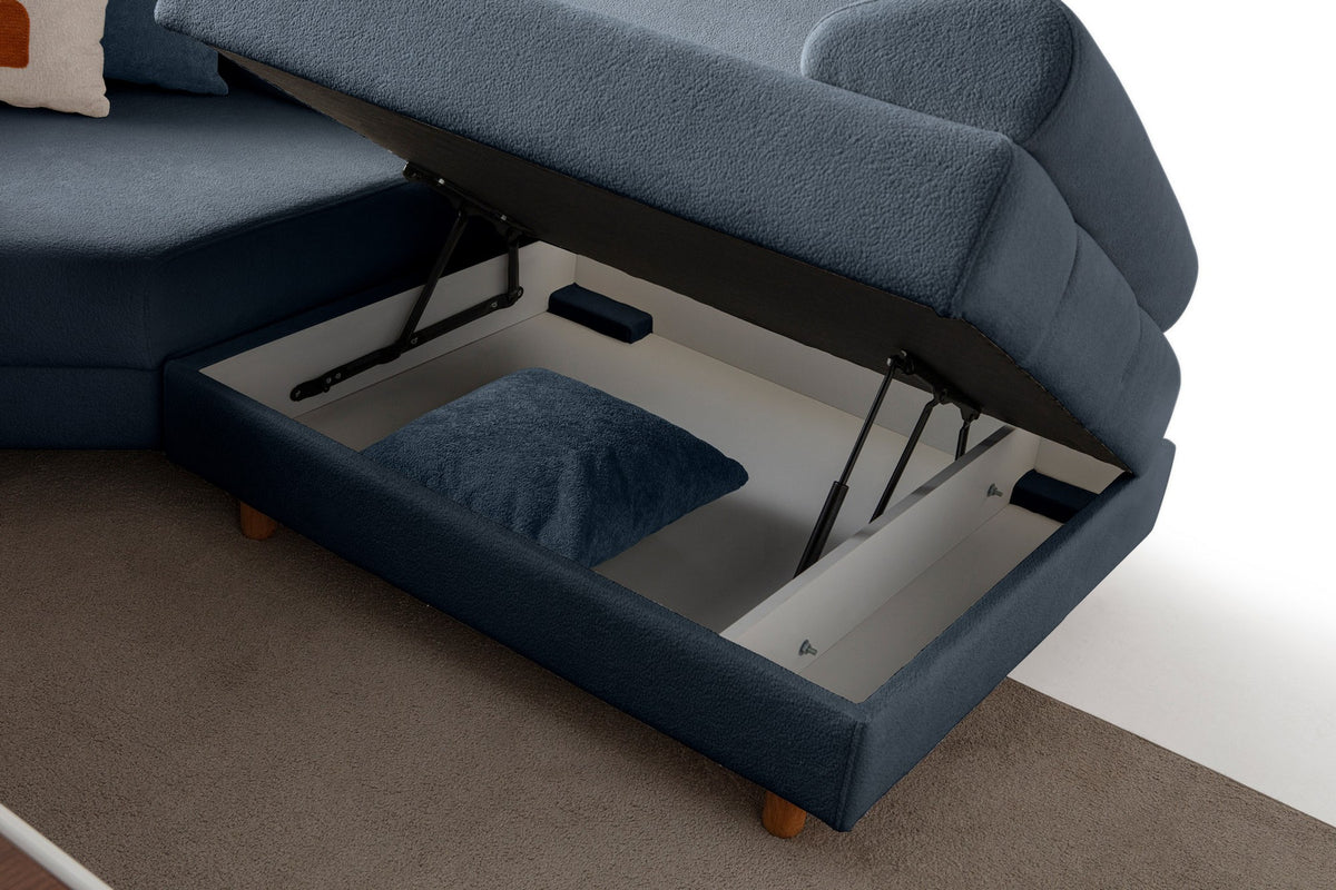 Marineblaues Eck-Schlafsofa Aries Modular S von Hanah Home mit Coco-Boucle-Stoff, Holzbeinen und integrierter Aufbewahrungsbox, aufgenommen im Wohnraum
