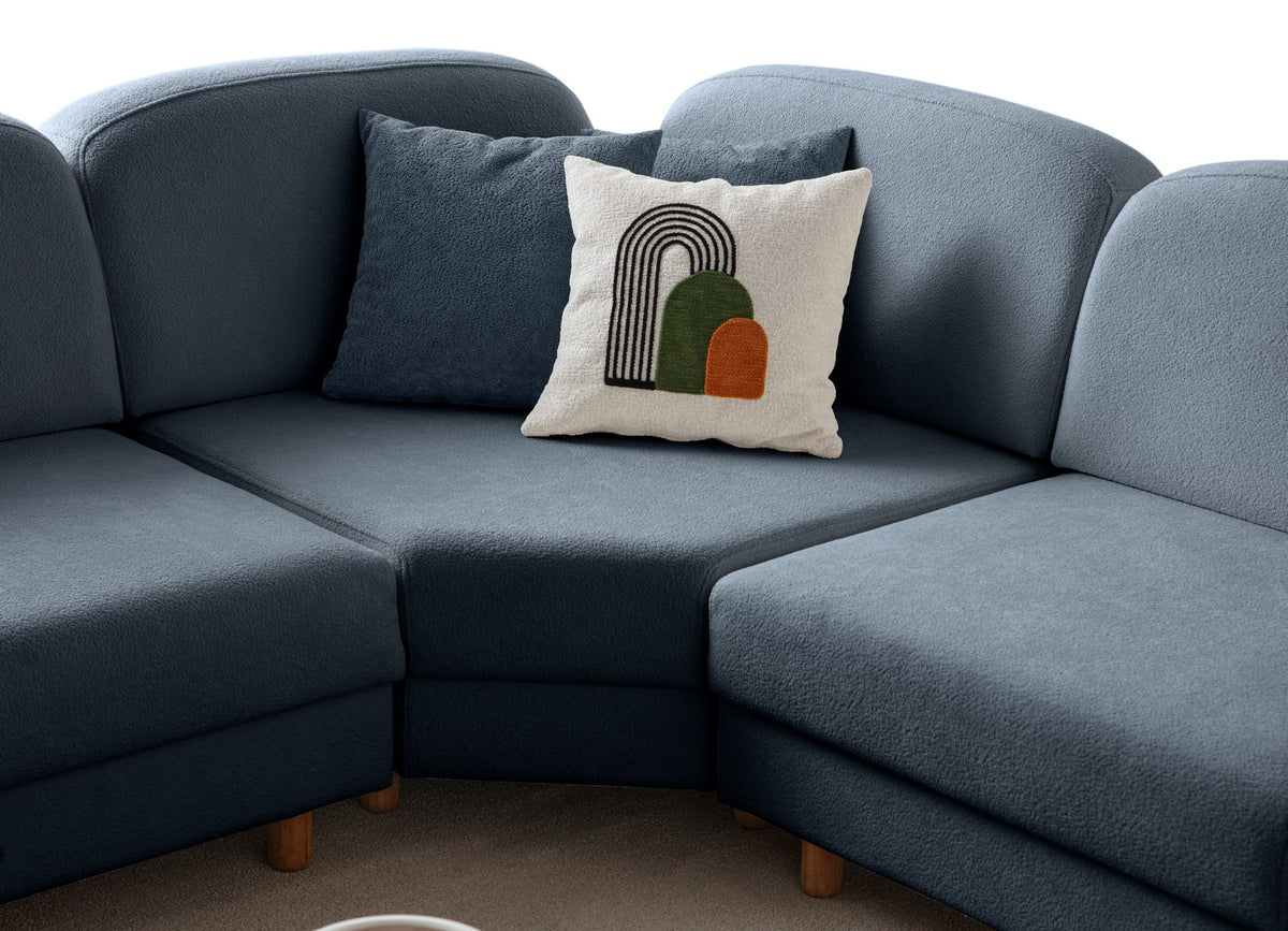 Marineblaues Eck-Schlafsofa Aries Modular S von Hanah Home mit Coco-Boucle-Stoff, Holzbeinen und integrierter Aufbewahrungsbox, aufgenommen im Wohnraum