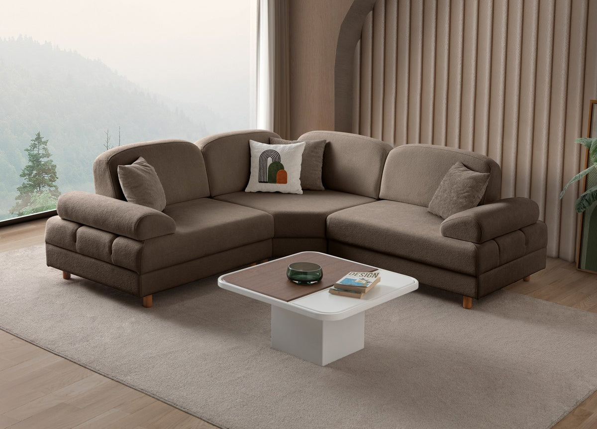 Braunes Eck-Schlafsofa Aries Modular S von Hanah Home mit Coco-Boucle-Stoff, Holzbeinen und vier Kissen in einem Wohnzimmer.