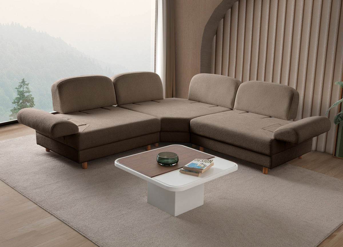 Braunes Eck-Schlafsofa Aries Modular S von Hanah Home mit Coco-Boucle-Stoff, Holzbeinen und vier Kissen in einem Wohnzimmer.