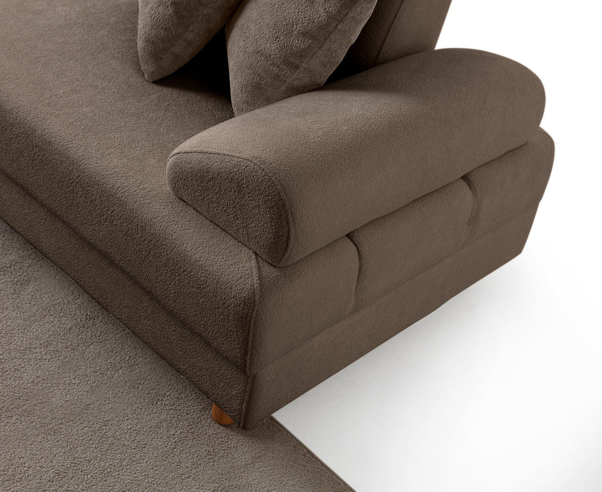 Braunes Eck-Schlafsofa Aries Modular S von Hanah Home mit Coco-Boucle-Stoff, Holzbeinen und vier Kissen in einem Wohnzimmer.
