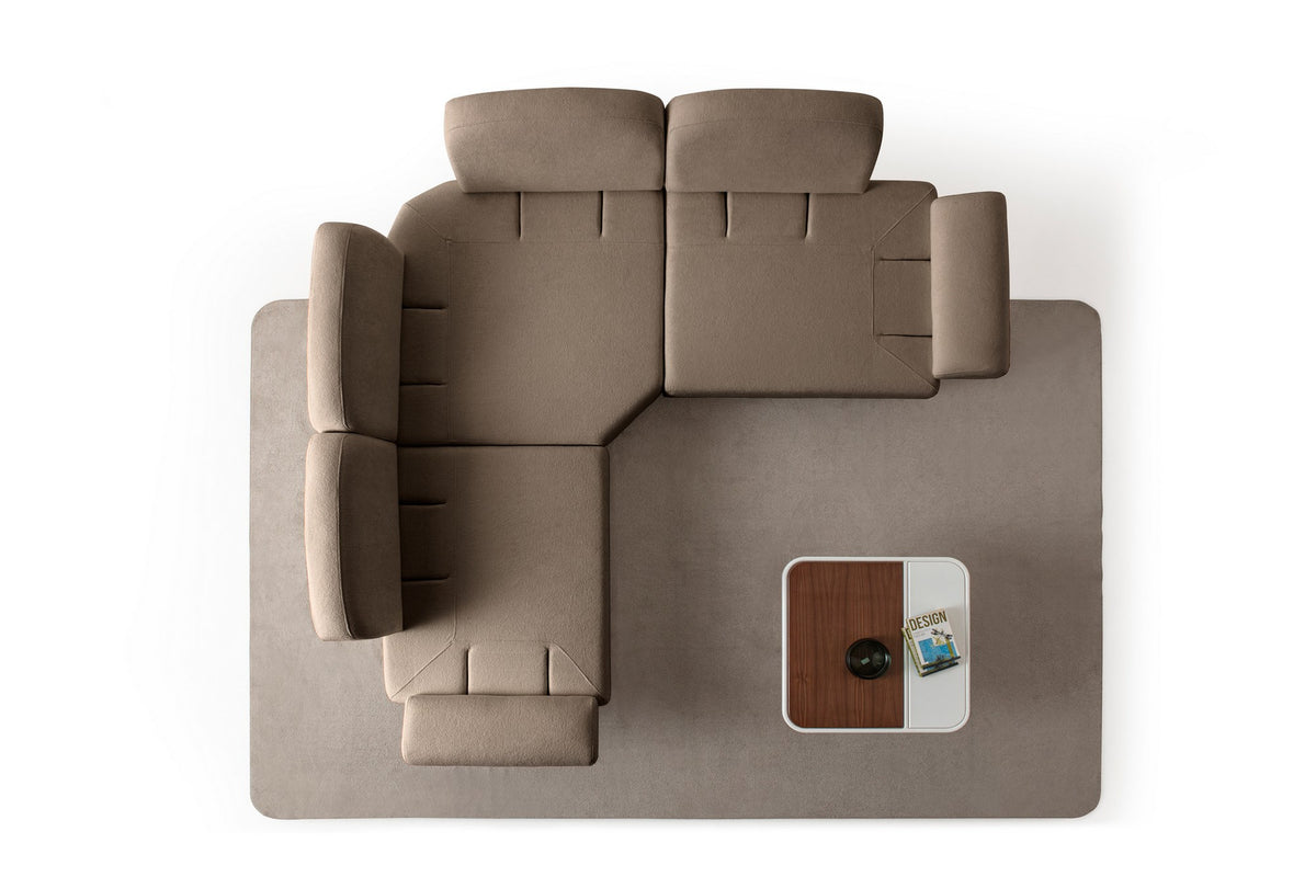 Braunes Eck-Schlafsofa Aries Modular S von Hanah Home mit Coco-Boucle-Stoff, Holzbeinen und vier Kissen in einem Wohnzimmer.
