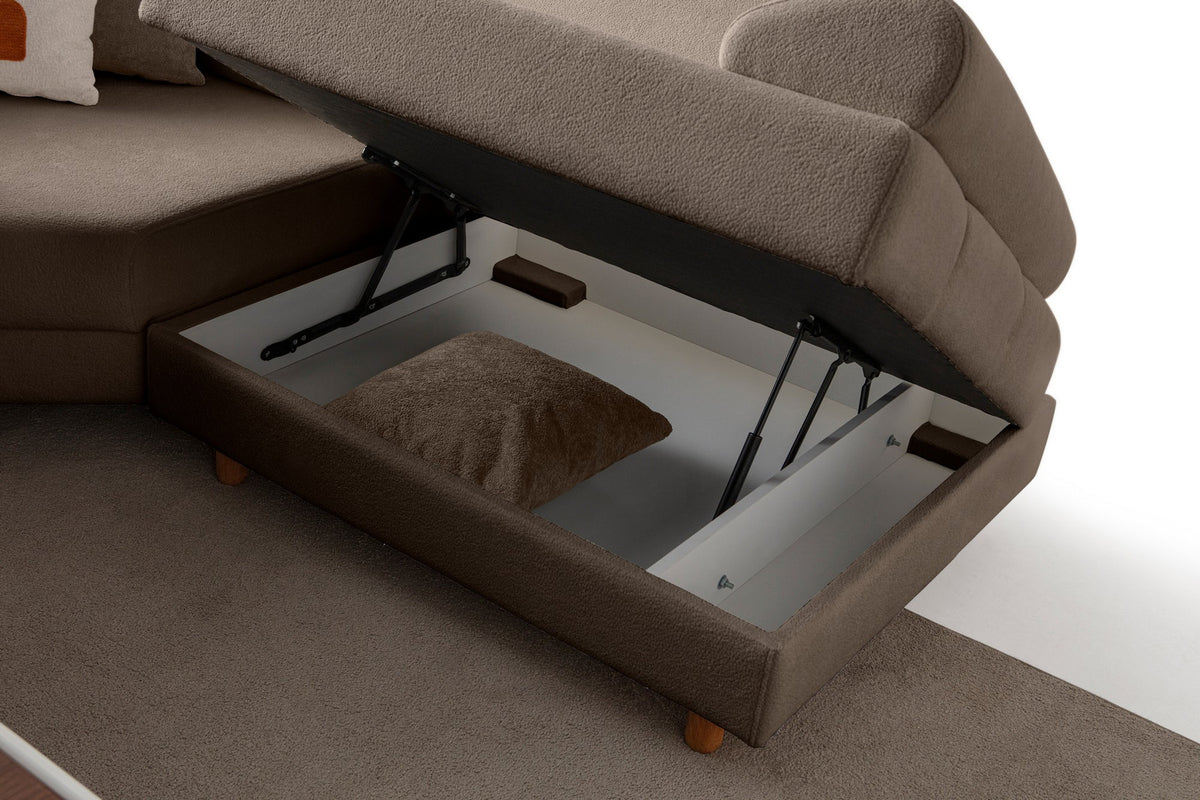 Braunes Eck-Schlafsofa Aries Modular S von Hanah Home mit Coco-Boucle-Stoff, Holzbeinen und vier Kissen in einem Wohnzimmer.