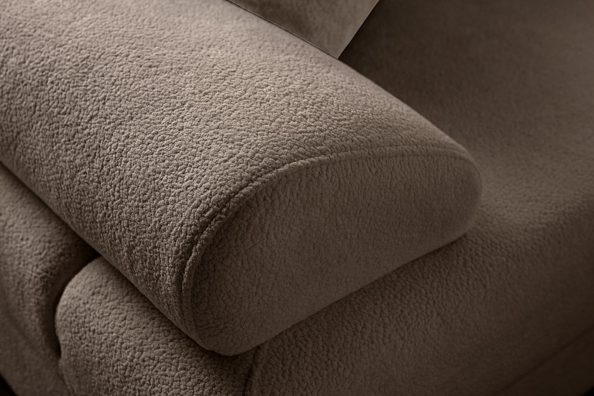 Braunes Eck-Schlafsofa Aries Modular S von Hanah Home mit Coco-Boucle-Stoff, Holzbeinen und vier Kissen in einem Wohnzimmer.