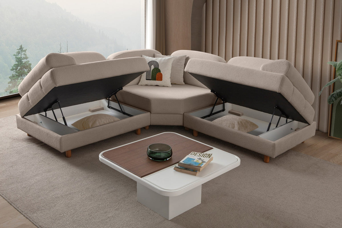 Eckschlafsofa Aries Modular S in Milchkaffee mit Coco-Boucle-Stoff, Holzbeinen und vier Kissen, fotografiert im Wohnraum.