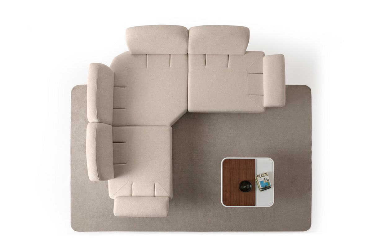 Eckschlafsofa Aries Modular S in Milchkaffee mit Coco-Boucle-Stoff, Holzbeinen und vier Kissen, fotografiert im Wohnraum.