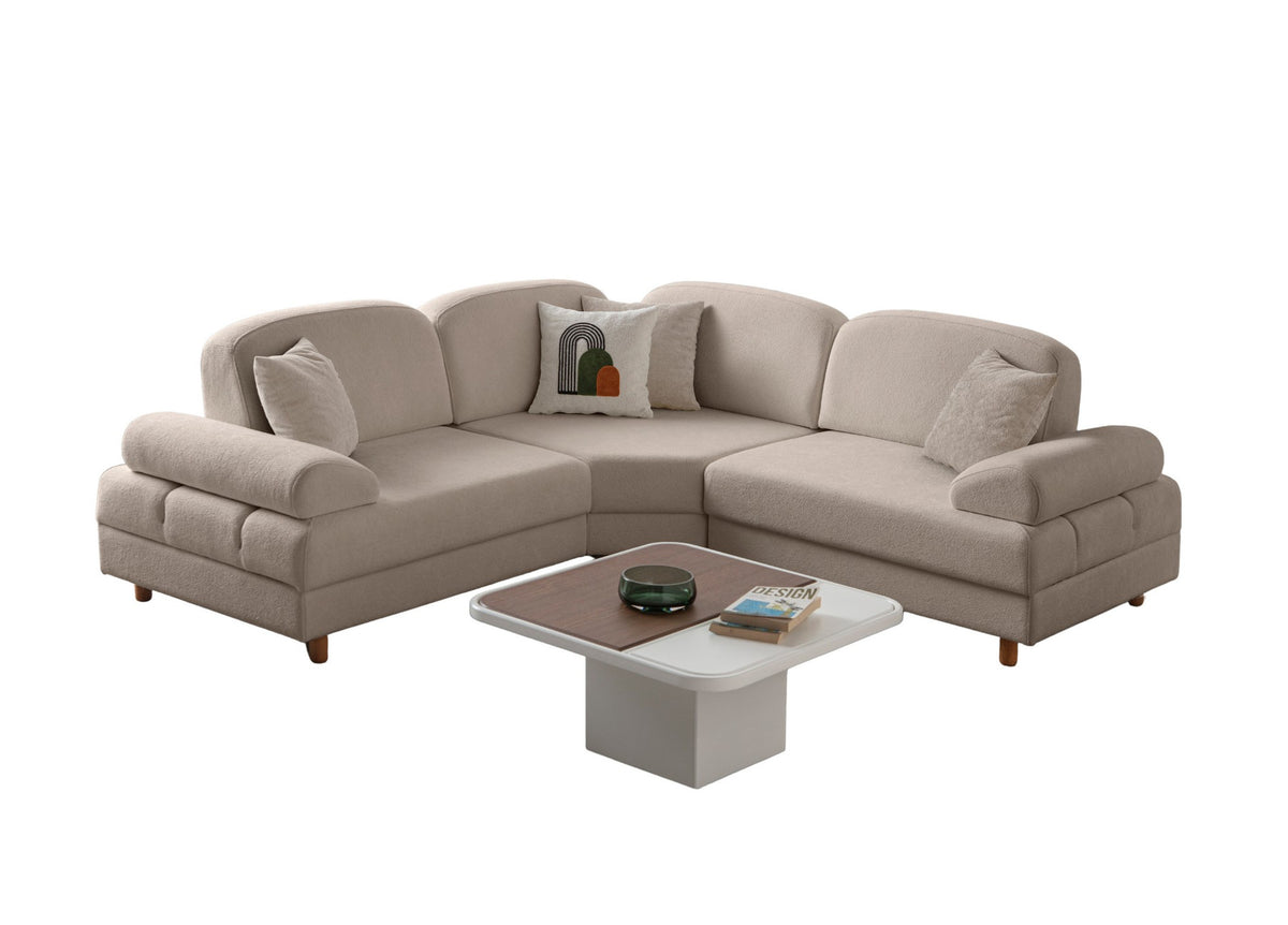 Eckschlafsofa Aries Modular S in Milchkaffee mit Coco-Boucle-Stoff, Holzbeinen und vier Kissen, fotografiert im Wohnraum.