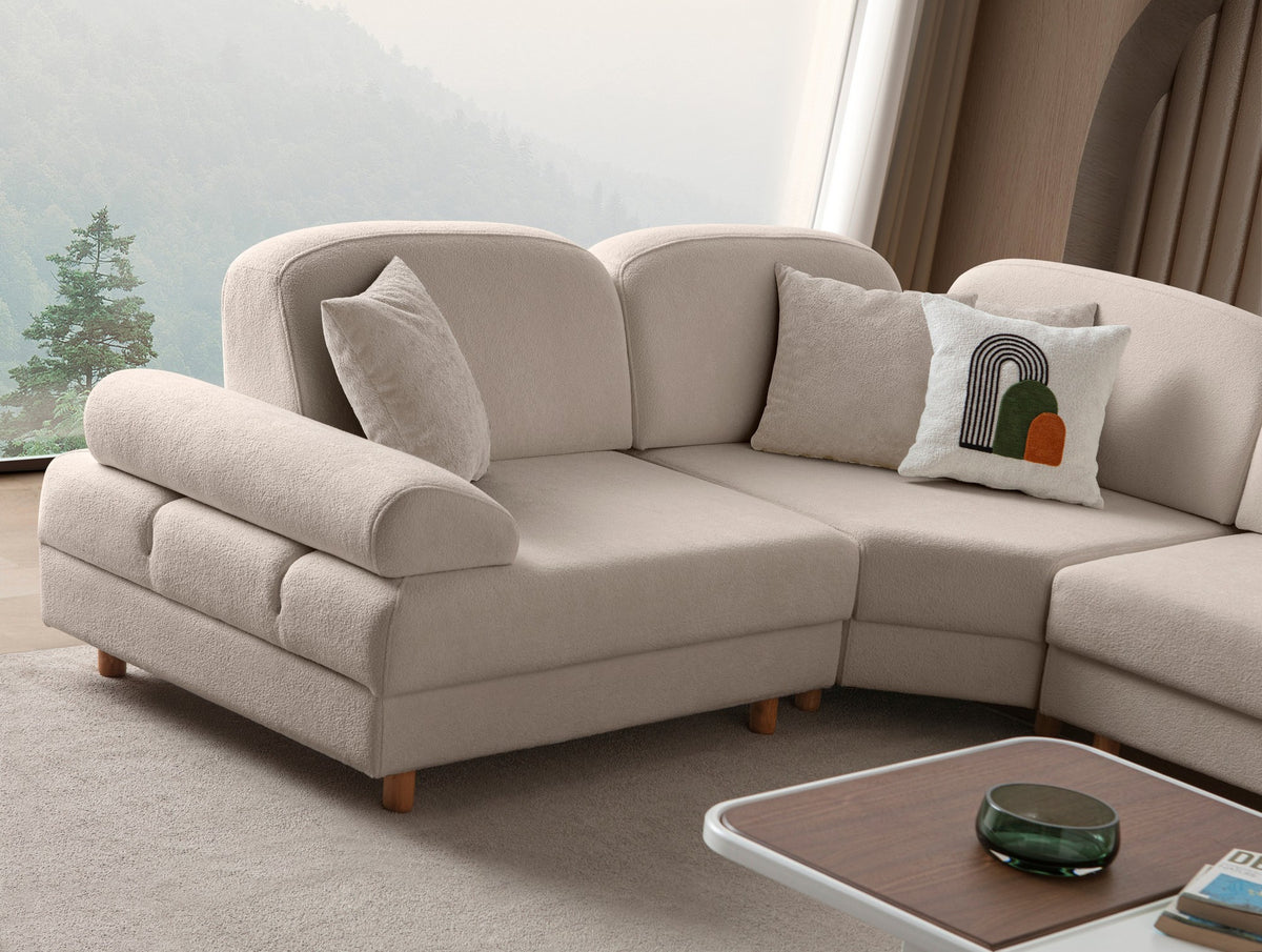 Eckschlafsofa Aries Modular S in Milchkaffee mit Coco-Boucle-Stoff, Holzbeinen und vier Kissen, fotografiert im Wohnraum.