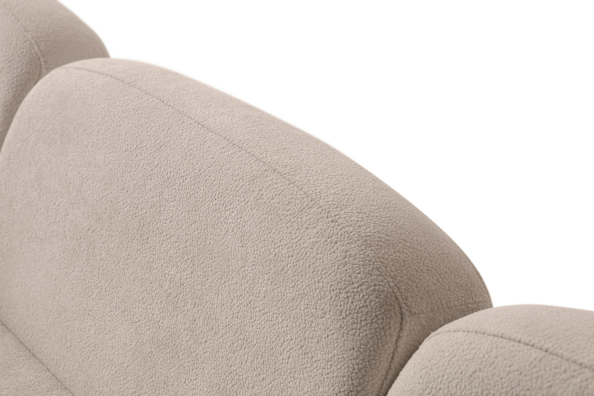 Eckschlafsofa Aries Modular S in Milchkaffee mit Coco-Boucle-Stoff, Holzbeinen und vier Kissen, fotografiert im Wohnraum.