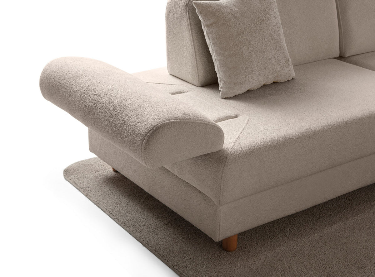 Eckschlafsofa Aries Modular S in Milchkaffee mit Coco-Boucle-Stoff, Holzbeinen und vier Kissen, fotografiert im Wohnraum.