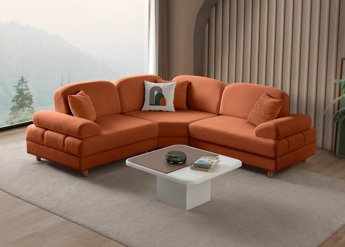 Orange Eck-Schlafsofa Aries Modular S von Hanah Home mit Coco-Boucle-Stoff, Holzbeinen und Aufbewahrungstruhe, Frontalansicht.