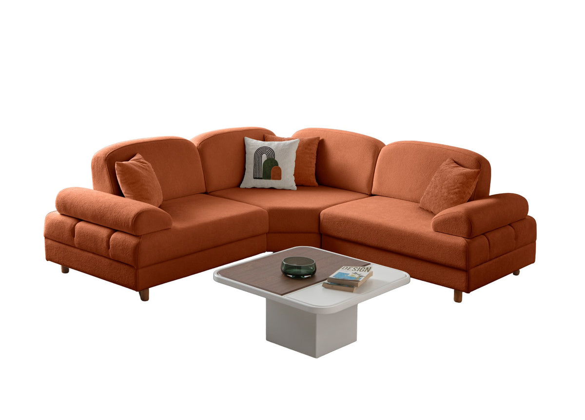 Orange Eck-Schlafsofa Aries Modular S von Hanah Home mit Coco-Boucle-Stoff, Holzbeinen und Aufbewahrungstruhe, Frontalansicht.
