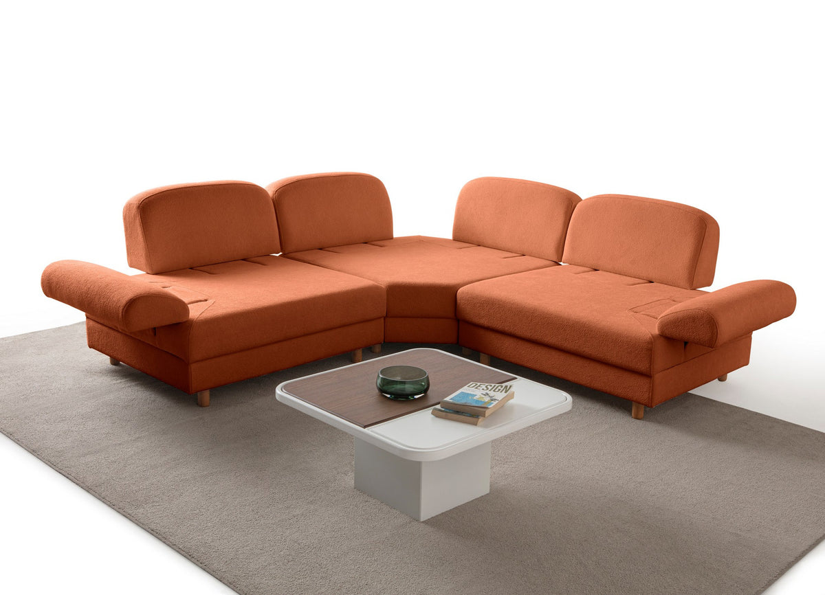 Orange Eck-Schlafsofa Aries Modular S von Hanah Home mit Coco-Boucle-Stoff, Holzbeinen und Aufbewahrungstruhe, Frontalansicht.