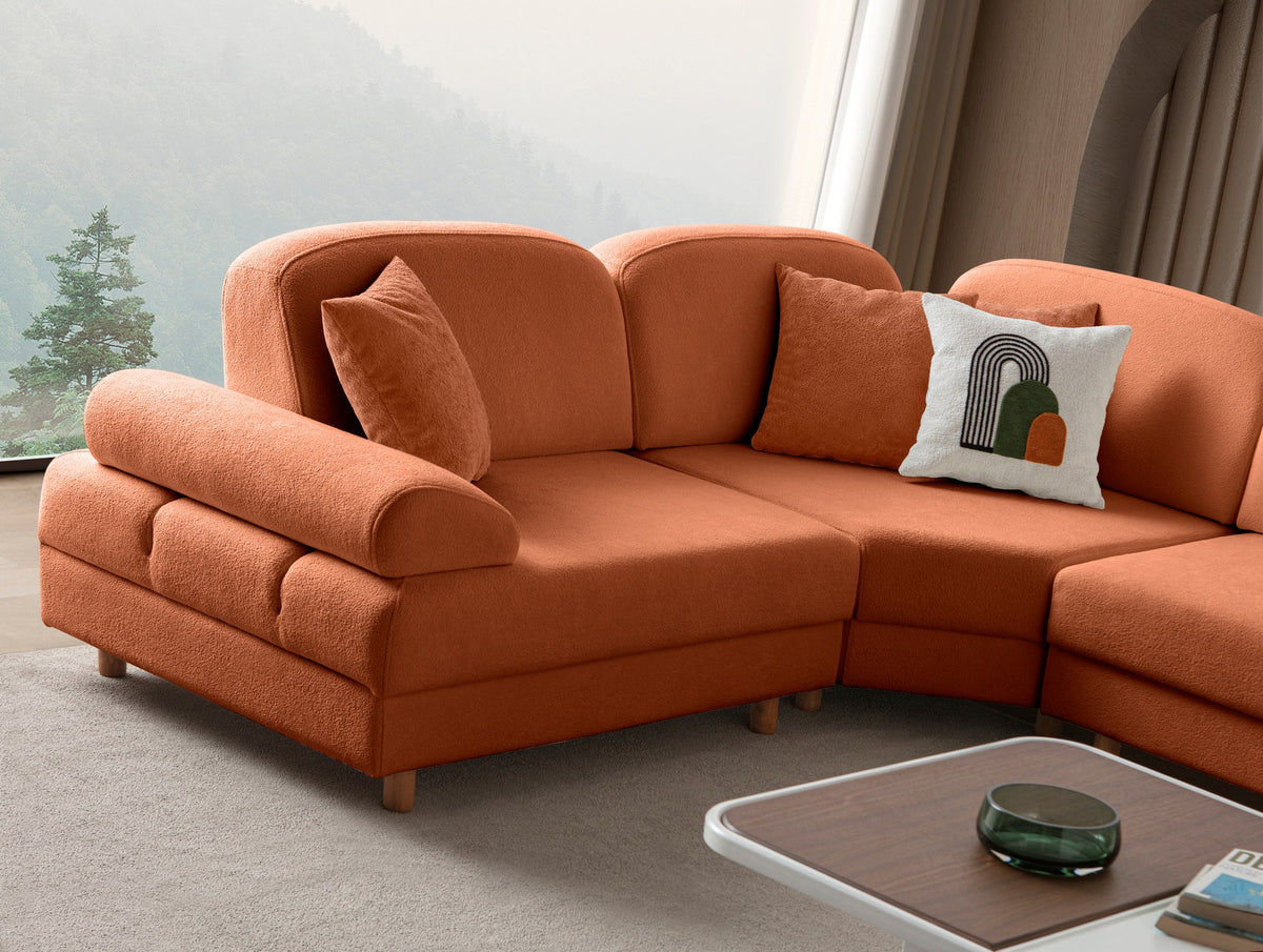 Orange Eck-Schlafsofa Aries Modular S von Hanah Home mit Coco-Boucle-Stoff, Holzbeinen und Aufbewahrungstruhe, Frontalansicht.