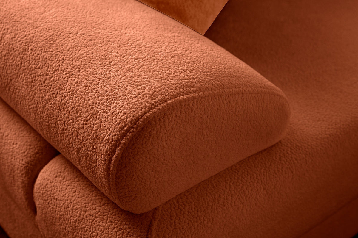 Orange Eck-Schlafsofa Aries Modular S von Hanah Home mit Coco-Boucle-Stoff, Holzbeinen und Aufbewahrungstruhe, Frontalansicht.