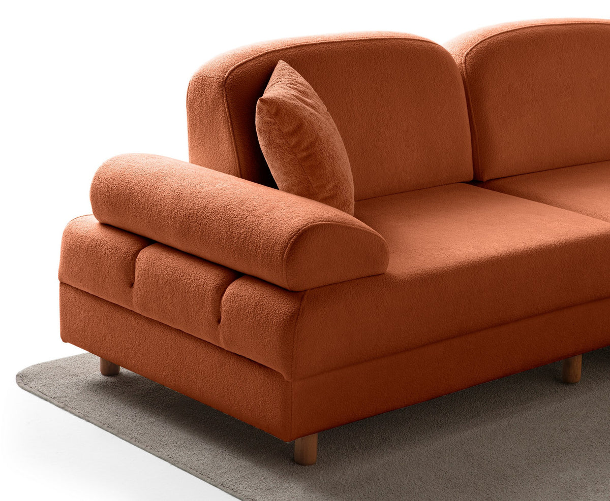 Orange Eck-Schlafsofa Aries Modular S von Hanah Home mit Coco-Boucle-Stoff, Holzbeinen und Aufbewahrungstruhe, Frontalansicht.
