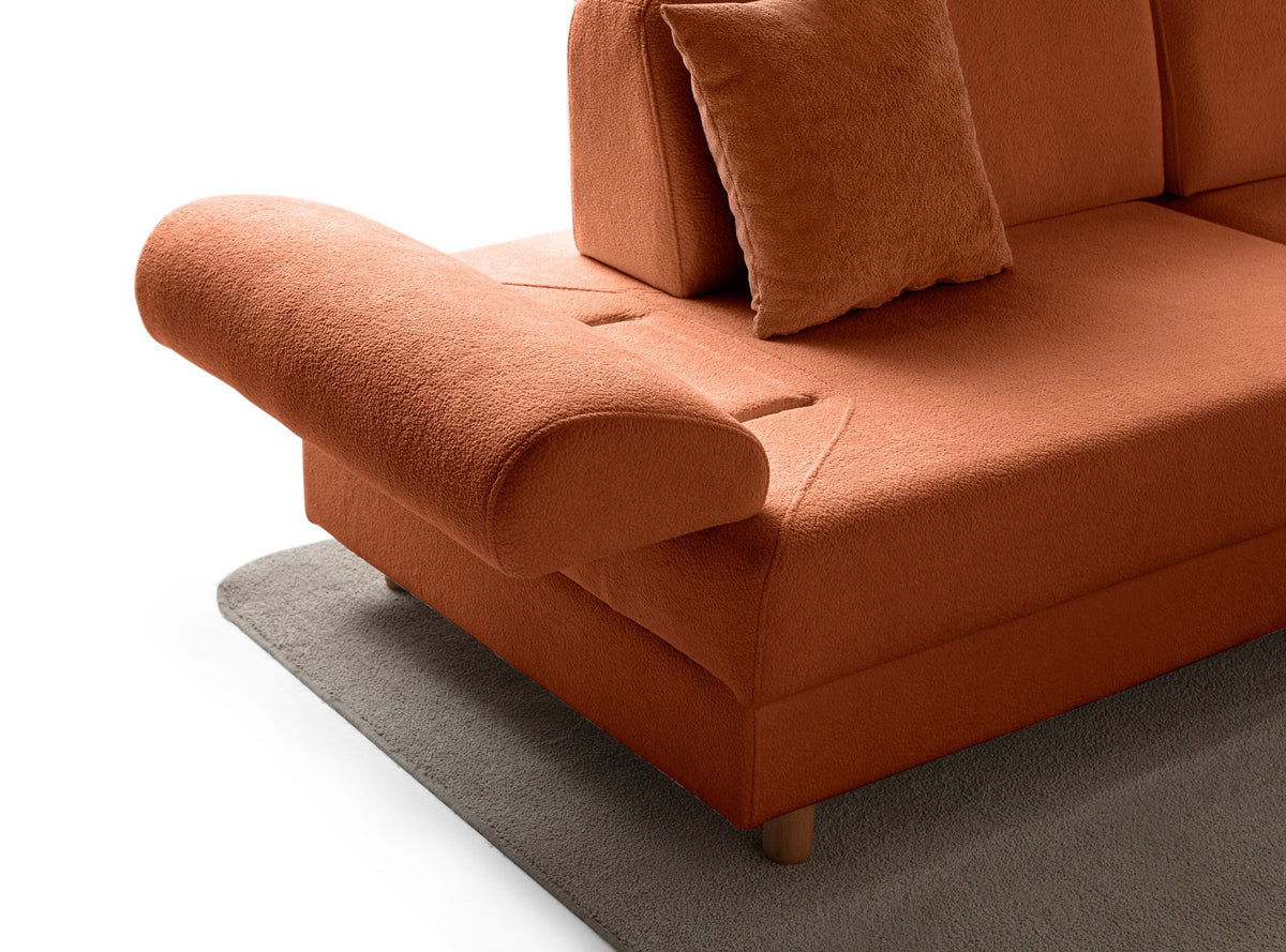 Orange Eck-Schlafsofa Aries Modular S von Hanah Home mit Coco-Boucle-Stoff, Holzbeinen und Aufbewahrungstruhe, Frontalansicht.