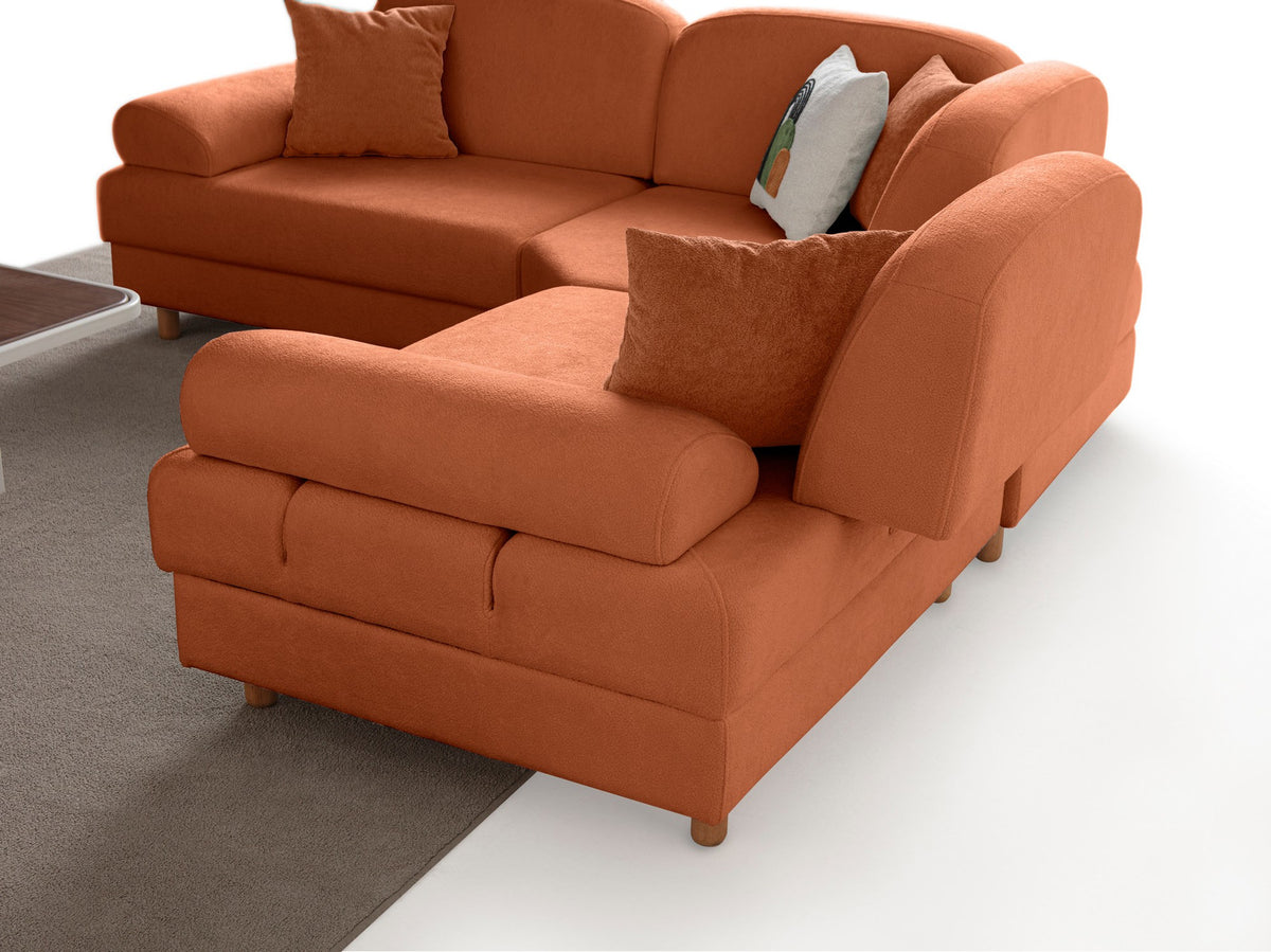 Orange Eck-Schlafsofa Aries Modular S von Hanah Home mit Coco-Boucle-Stoff, Holzbeinen und Aufbewahrungstruhe, Frontalansicht.