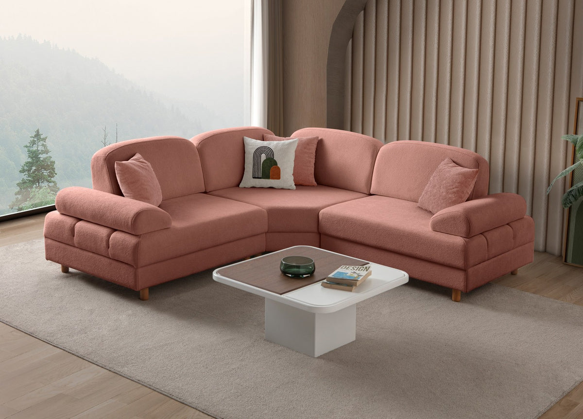 Modulares Eck-Schlafsofa in Altrosa mit Boucle-Stoffbezug, Holzbeinen und vier Kissen, fotografiert aus frontaler Perspektive.