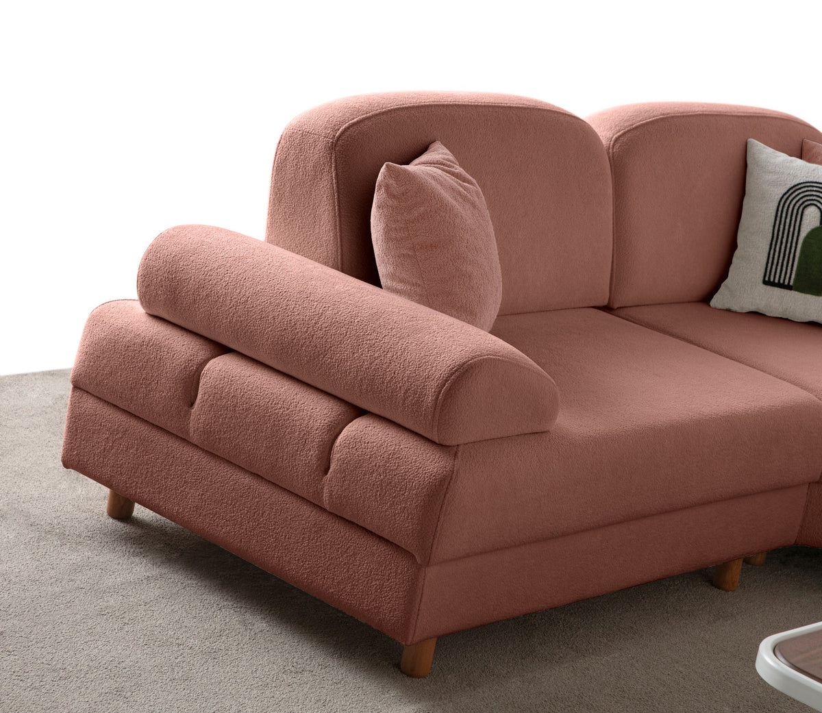 Modulares Eck-Schlafsofa in Altrosa mit Boucle-Stoffbezug, Holzbeinen und vier Kissen, fotografiert aus frontaler Perspektive.