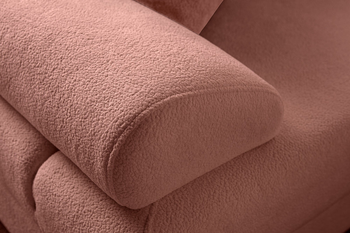 Modulares Eck-Schlafsofa in Altrosa mit Boucle-Stoffbezug, Holzbeinen und vier Kissen, fotografiert aus frontaler Perspektive.
