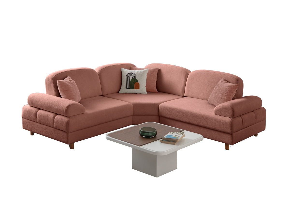 Modulares Eck-Schlafsofa in Altrosa mit Boucle-Stoffbezug, Holzbeinen und vier Kissen, fotografiert aus frontaler Perspektive.