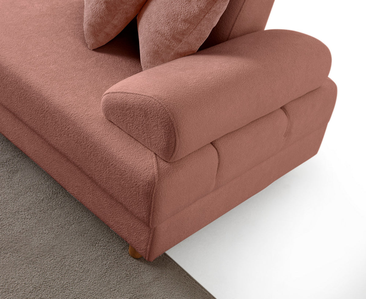 Modulares Eck-Schlafsofa in Altrosa mit Boucle-Stoffbezug, Holzbeinen und vier Kissen, fotografiert aus frontaler Perspektive.