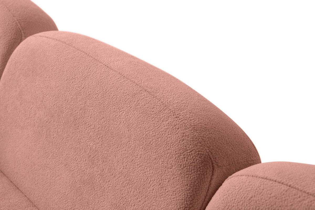 Modulares Eck-Schlafsofa in Altrosa mit Boucle-Stoffbezug, Holzbeinen und vier Kissen, fotografiert aus frontaler Perspektive.