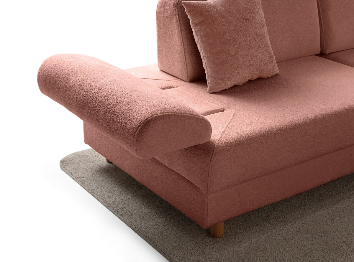 Modulares Eck-Schlafsofa in Altrosa mit Boucle-Stoffbezug, Holzbeinen und vier Kissen, fotografiert aus frontaler Perspektive.