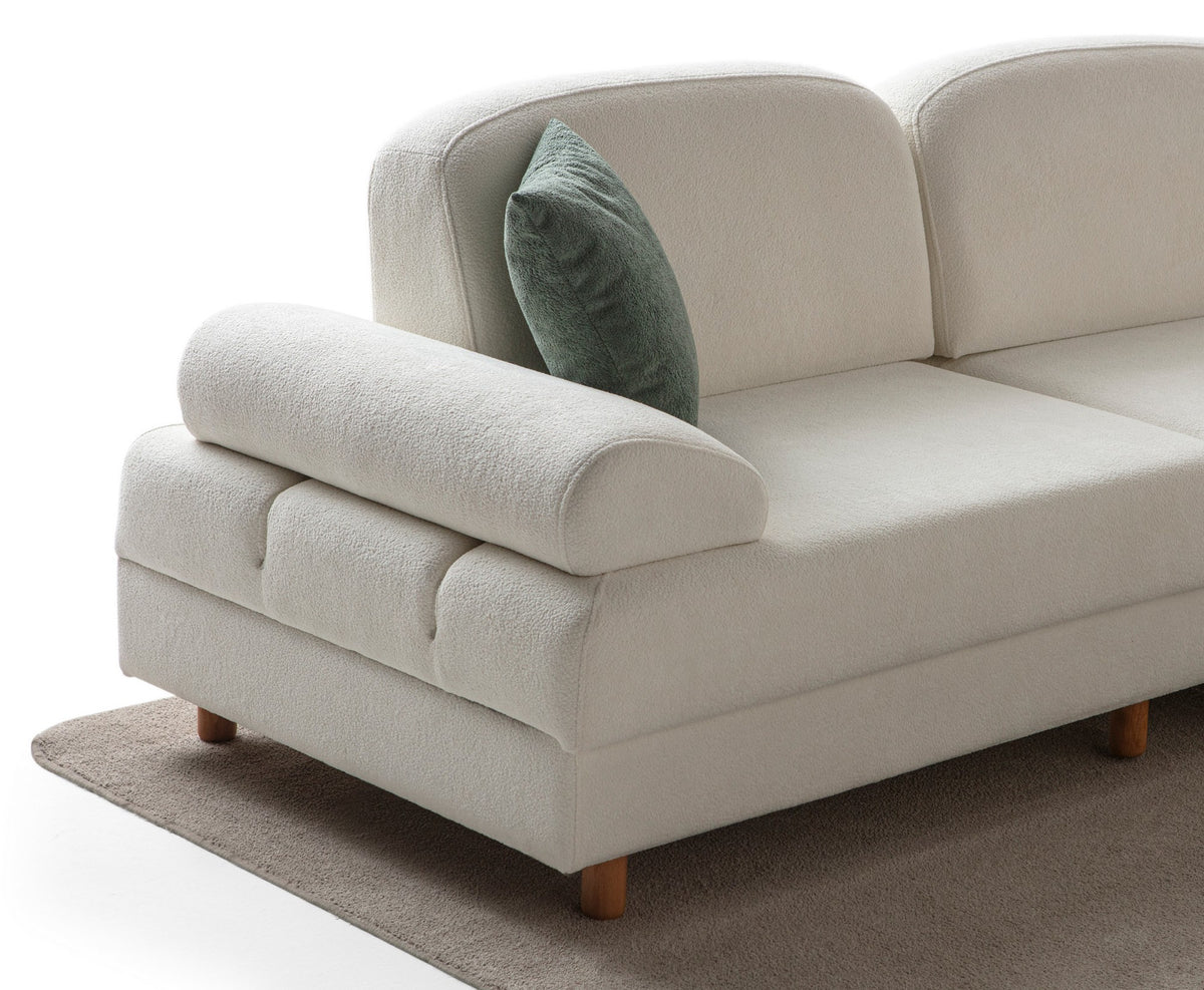 Weisses Eck-Schlafsofa Aries Modular S von Hanah Home mit Boucle-Stoffbezug, Holzbeinen und vier Kissen, Grösse 230x230x85 cm.
