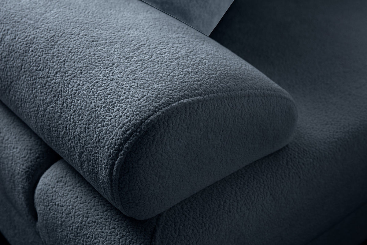Marineblaues Eck-Schlafsofa Aries Modular M von Hanah Home mit Coco-Boucle-Stoffbezug, Holzbeinen und ausklappbarer Liegefläche.