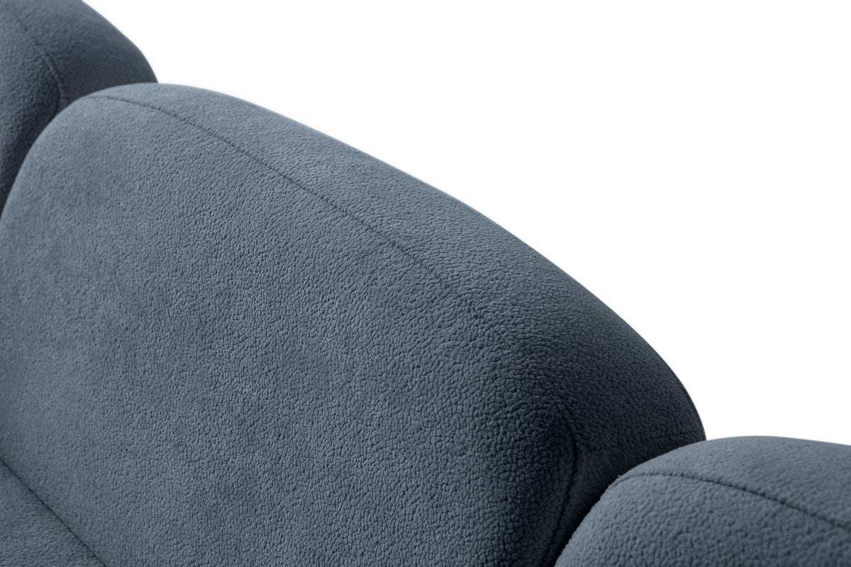 Marineblaues Eck-Schlafsofa Aries Modular M von Hanah Home mit Coco-Boucle-Stoffbezug, Holzbeinen und ausklappbarer Liegefläche.