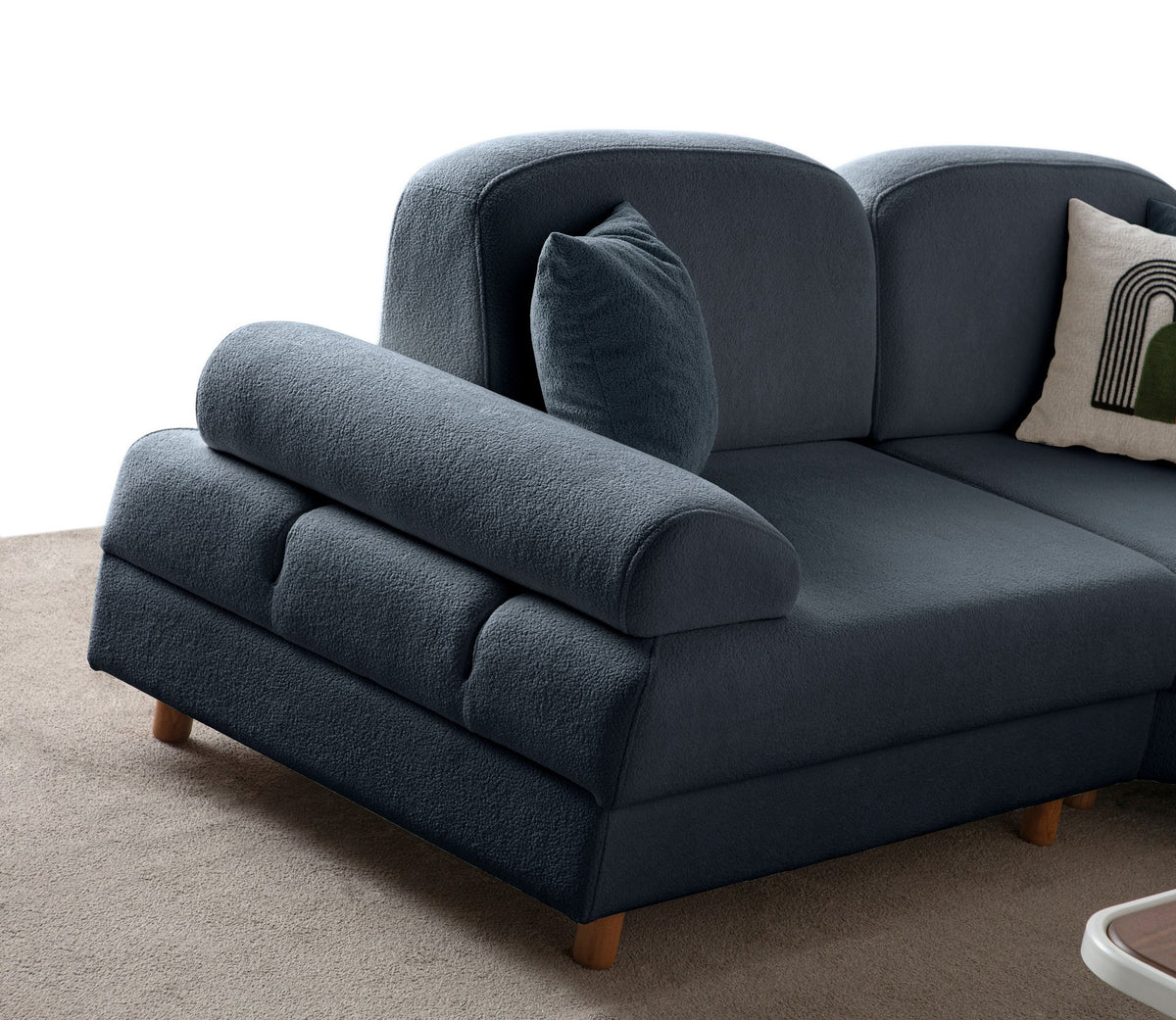 Marineblaues Eck-Schlafsofa Aries Modular M von Hanah Home mit Coco-Boucle-Stoffbezug, Holzbeinen und ausklappbarer Liegefläche.