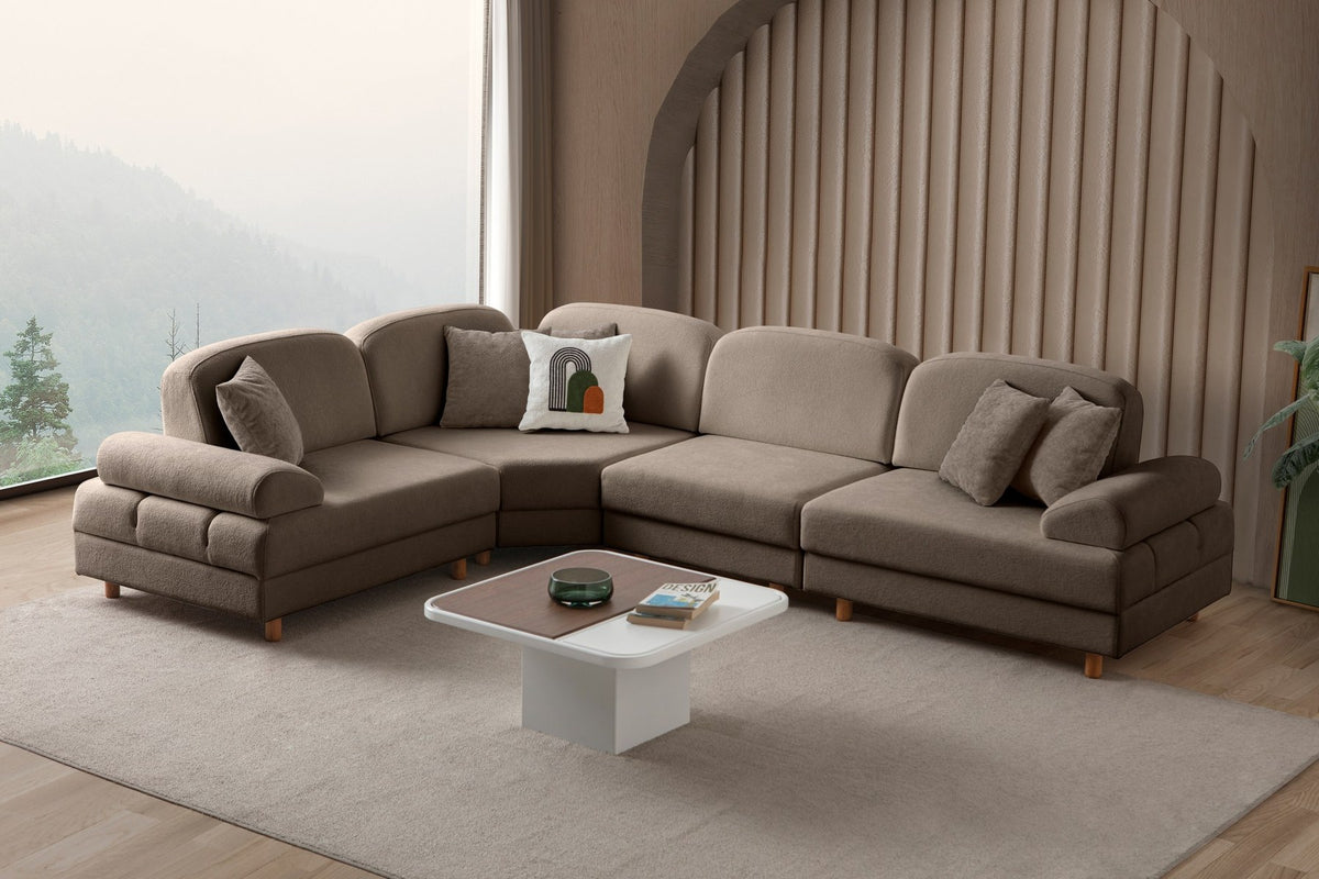 Braunes Eck-Schlafsofa Aries Modular M mit Coco-Boucle-Stoffbezug, Holzbeinen und sichtbarer Truhe, im Wohnzimmer aufgestellt.