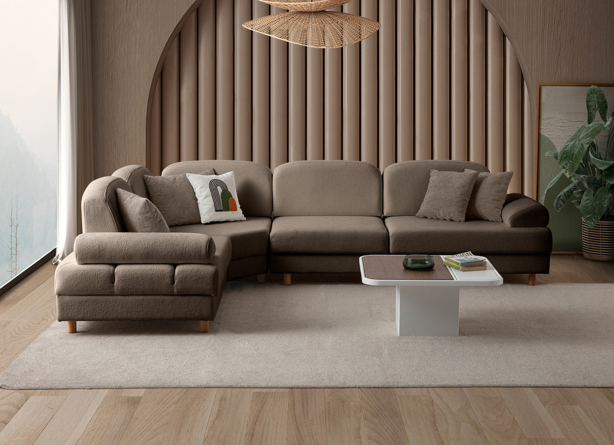 Braunes Eck-Schlafsofa Aries Modular M mit Coco-Boucle-Stoffbezug, Holzbeinen und sichtbarer Truhe, im Wohnzimmer aufgestellt.