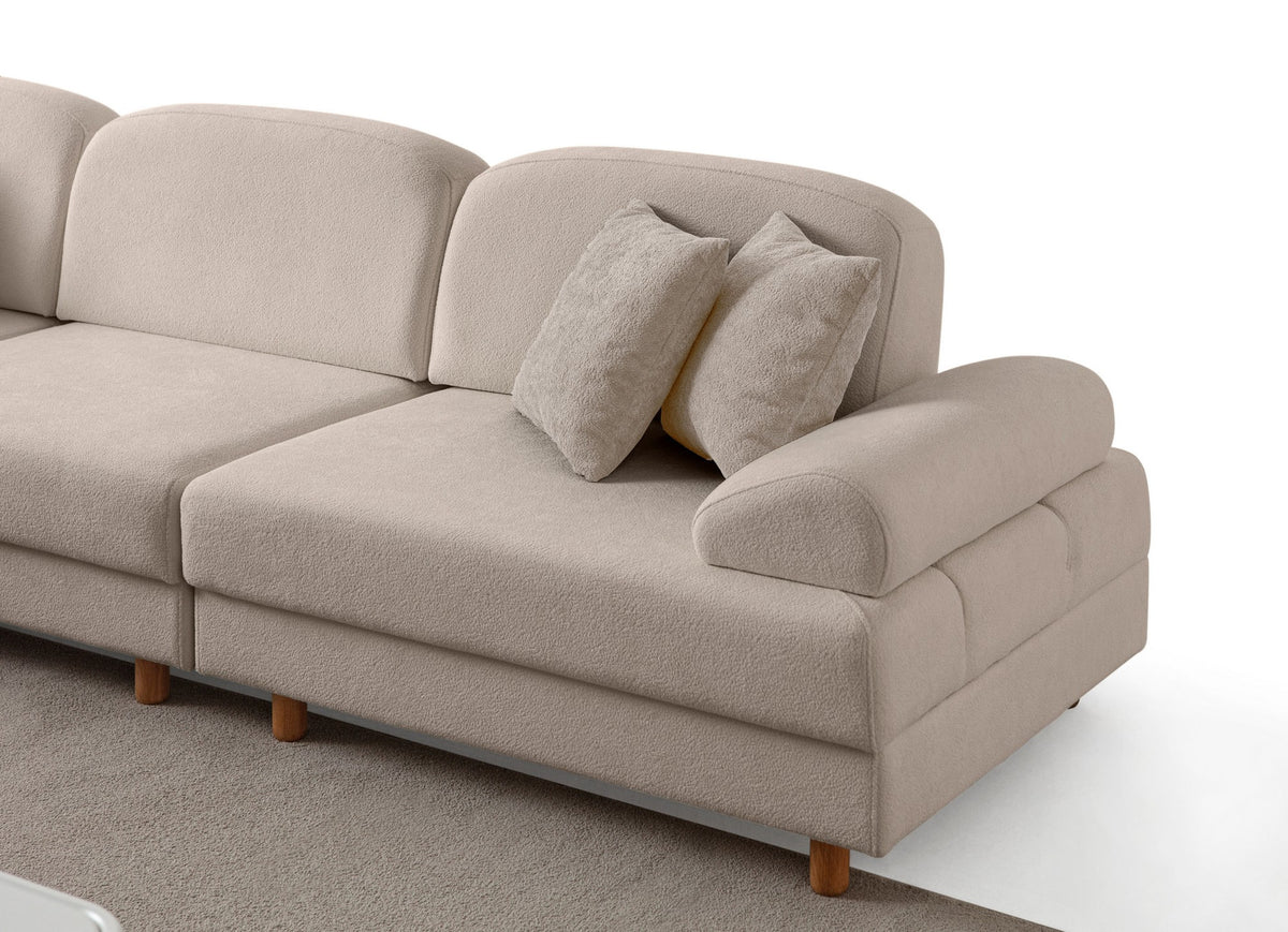 Eck-Schlafsofa Aries Modular M in Milchkaffee mit Boucle-Stoffbezug, Holzbeinen und sechs Kissen, modulare Sitzlandschaft.