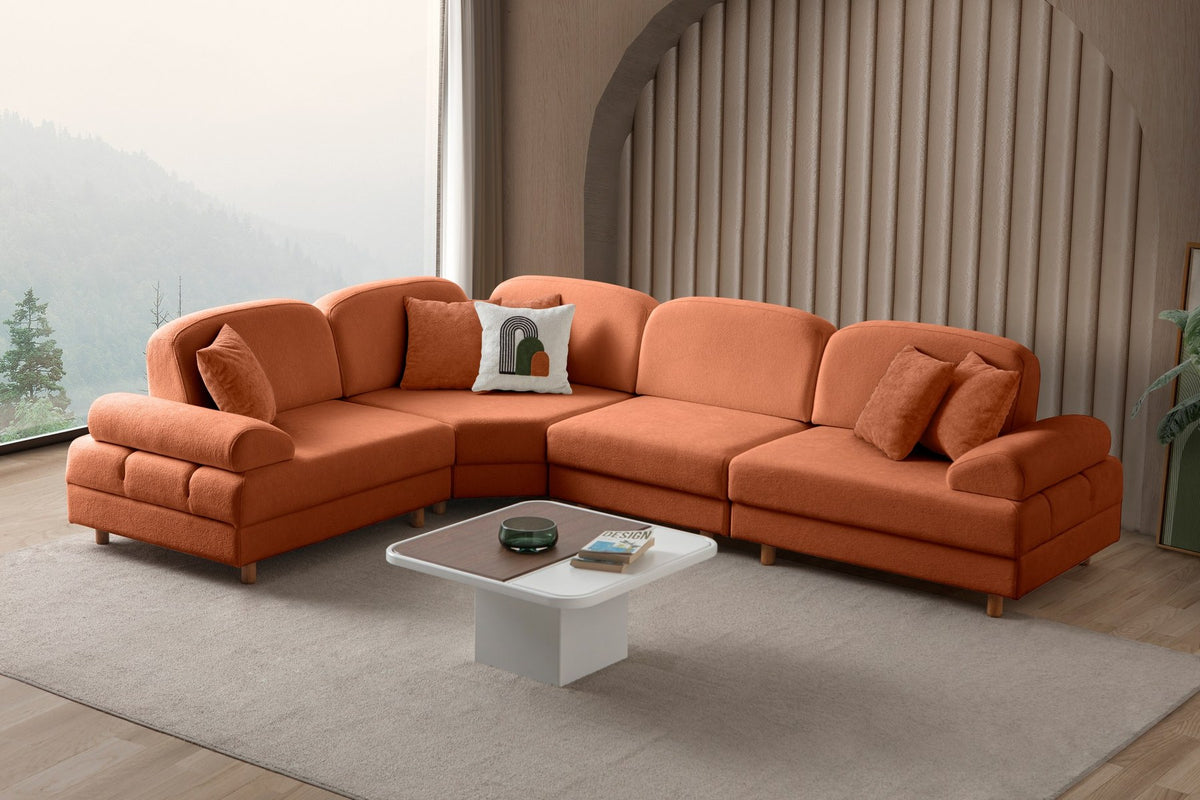 Orangefarbenes Eck-Schlafsofa Aries Modular M mit Coco-Boucle-Stoff, Holzbeinen und sechs Kissen, aufgenommen in einem Wohnraum.