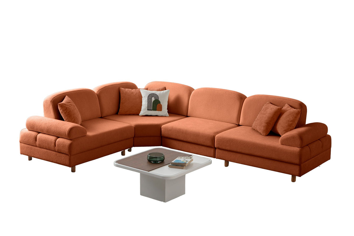 Orangefarbenes Eck-Schlafsofa Aries Modular M mit Coco-Boucle-Stoff, Holzbeinen und sechs Kissen, aufgenommen in einem Wohnraum.
