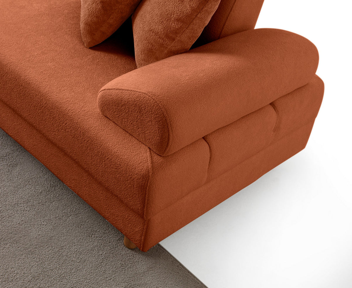Orangefarbenes Eck-Schlafsofa Aries Modular M mit Coco-Boucle-Stoff, Holzbeinen und sechs Kissen, aufgenommen in einem Wohnraum.