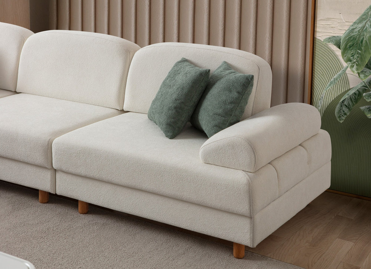 Weisses Eck-Schlafsofa Aries Modular M von Hanah Home mit Coco-Boucle-Stoff, Holzbeinen und Aufbewahrungstruhe, in L-Form.