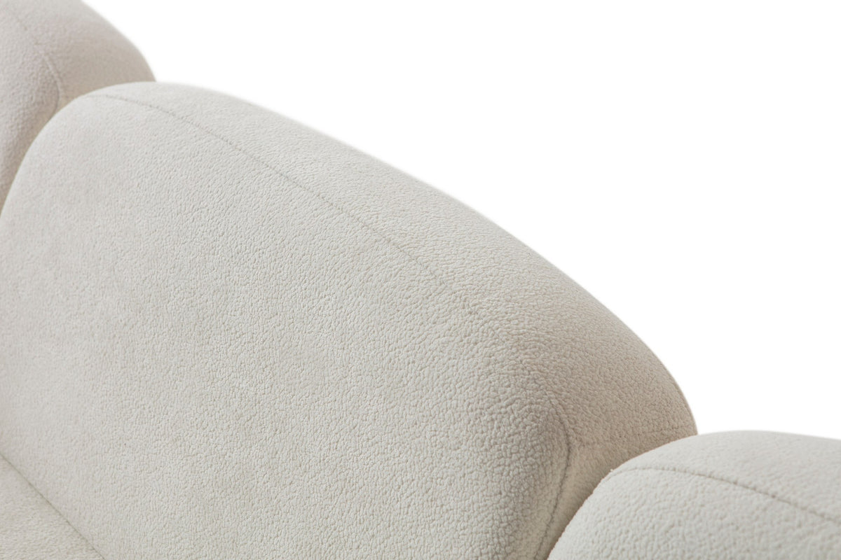 Weisses Eck-Schlafsofa Aries Modular M von Hanah Home mit Coco-Boucle-Stoff, Holzbeinen und Aufbewahrungstruhe, in L-Form.