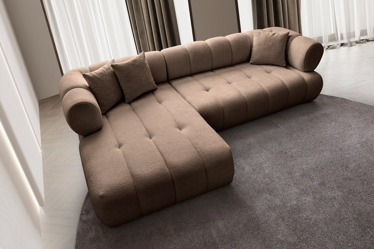 Ecksofa Petra links in Nerz-Farbton mit Boucle-Stoff-Bezug, Kunststofffüssen und drei losen Kissen, Ansicht von vorne.