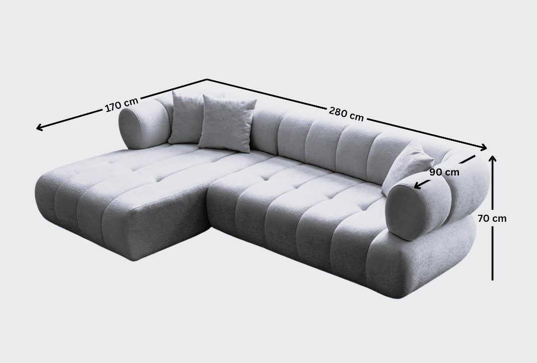 Ecksofa Petra links in Nerz-Farbton mit Boucle-Stoff-Bezug, Kunststofffüssen und drei losen Kissen, Ansicht von vorne.