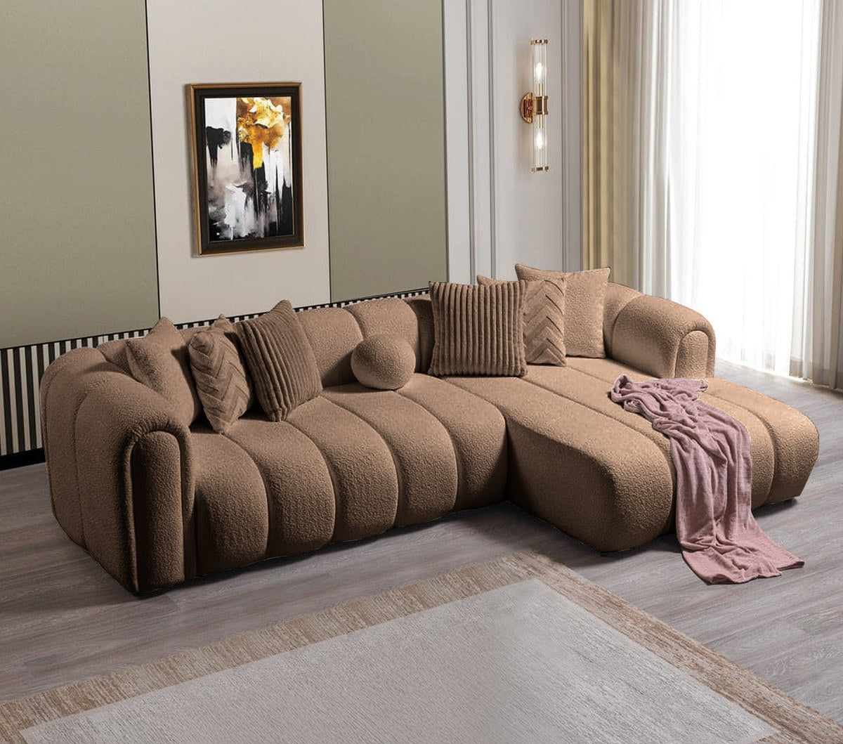 Ecksofa rechts in Mink mit Boucle-Stoff, Hainbuche-Gestell, Kunststoffbeinen und mehreren Kissen, fotografiert im Wohnraum