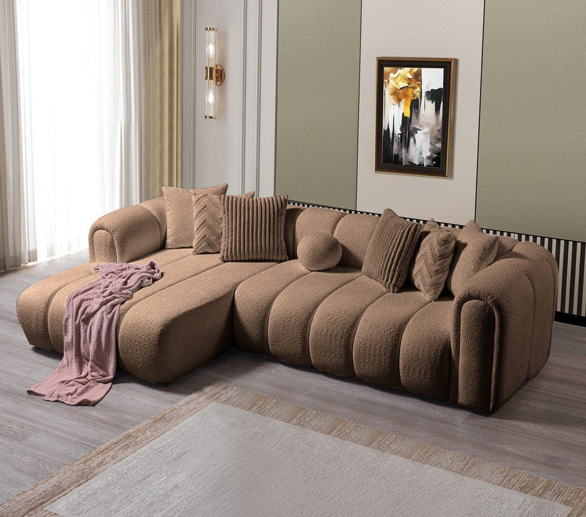 Ecksofa links in Nerz mit Boucle-Stoffbezug, Kunststoffbeinen und sieben Kissen, Gesamtbreite 265 x 185 cm, Sitzhöhe 40 cm.