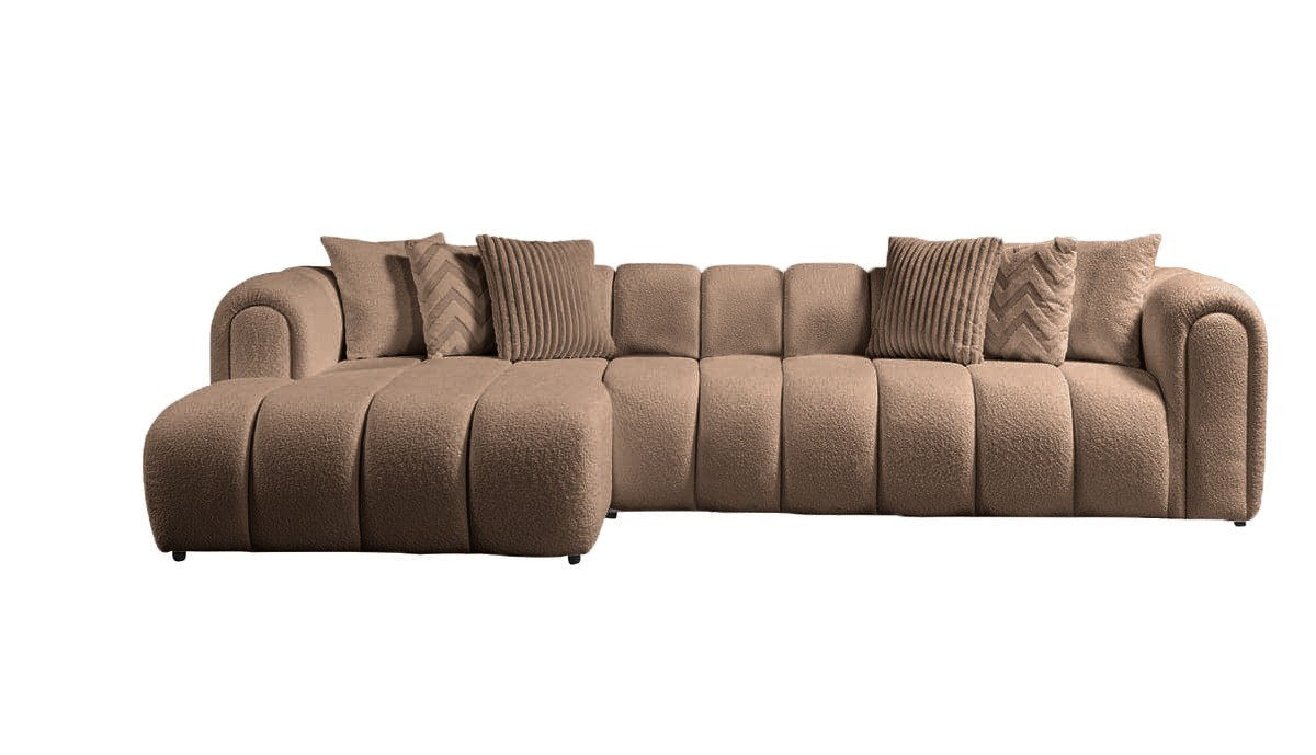 Ecksofa links in Nerz mit Boucle-Stoffbezug, Kunststoffbeinen und sieben Kissen, Gesamtbreite 265 x 185 cm, Sitzhöhe 40 cm.