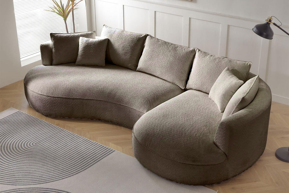 Ecksofa Venedik rechts in Mink mit Boucle-Stoffbezug, Kunststoffbeinen und sieben losen Kissen, Gestell aus Hainbuchenholz.